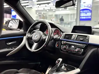 BMW 3 Series 2018 320i M Sports suit interior photo 13