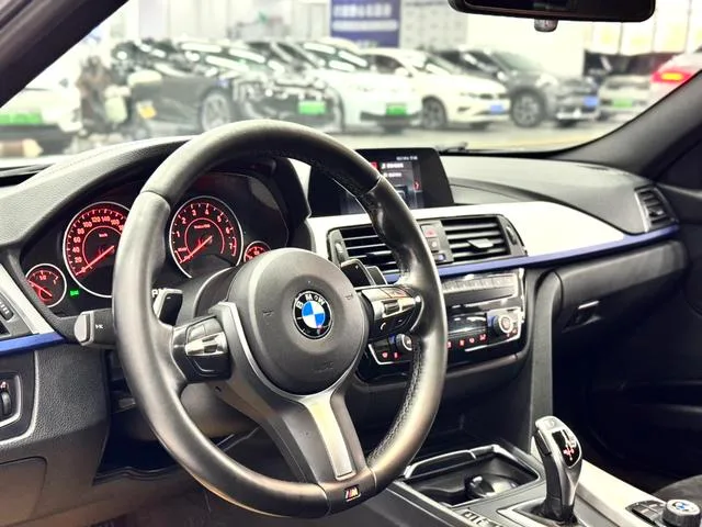 BMW 3 Series 2018 320i M Sports suit interior photo 14