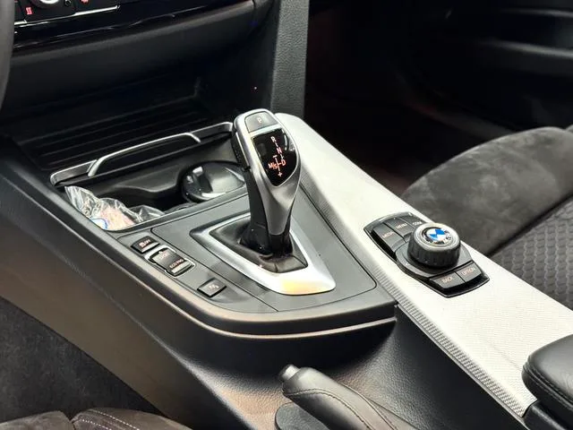 BMW 3 Series 2018 320i M Sports suit interior photo 16