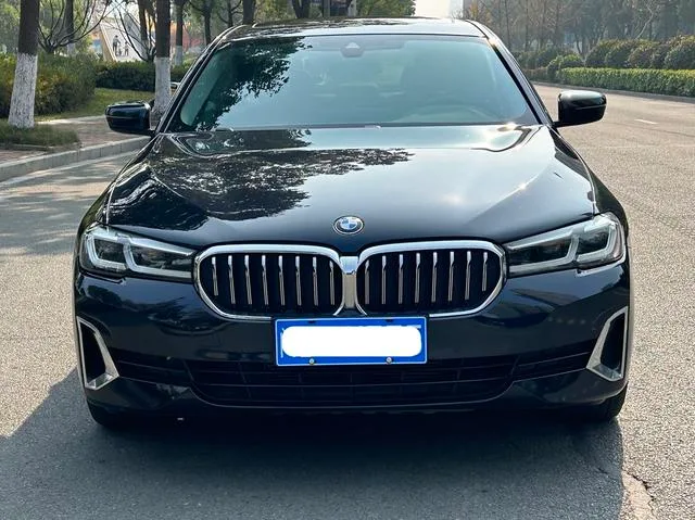 BMW 5 Series 2021 525Li Traje de lujo exterior foto 2