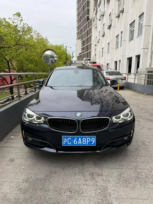 BMW 3 Series GT 2019 320i Fashionable exterior photo 2