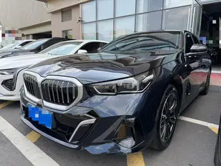 BMW 5 Series 2025 525Li M Ensemble de sport