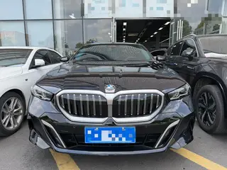 BMW 5 Series 2025 525Li M Sports suit exterior photo 2