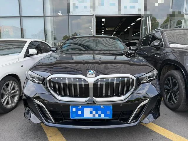 BMW 5 Series 2025 525Li M Sports suit exterior photo 2