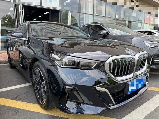 BMW 5 Series 2025 525Li M Sports suit exterior photo 3