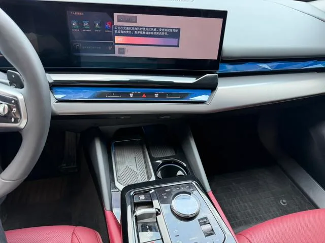 BMW 5 Series 2025 525Li M Sports suit interior photo 10