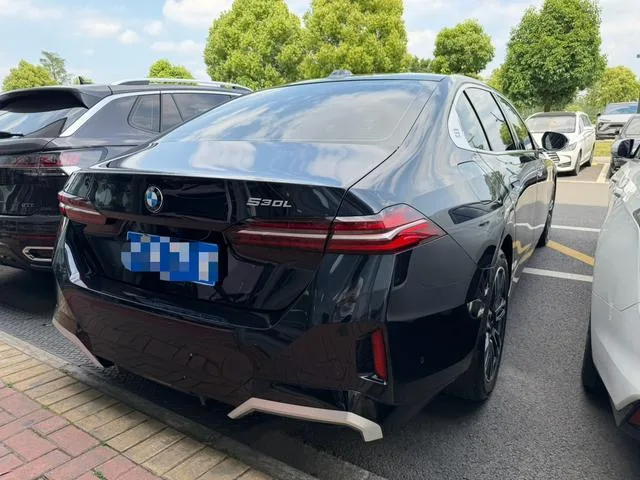 BMW 5 Series 2025 525Li M Sports suit interior photo 15