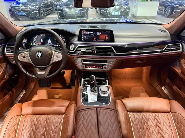 BMW 7 Series 2019 Reforma 740Li xDrive Tipo administrativo Traje de lujo exterior foto 7