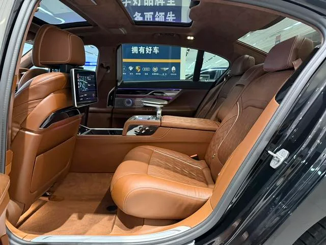 BMW 7 Series 2019 Reforma 740Li xDrive Tipo administrativo Traje de lujo interior foto 12