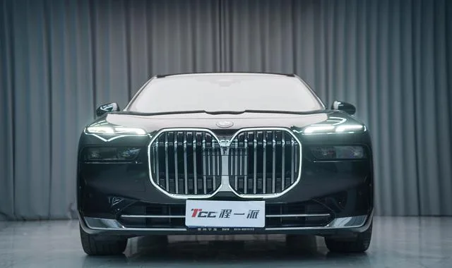 BMW 7 Series 2023 735Li Luxury Set exterior photo 2