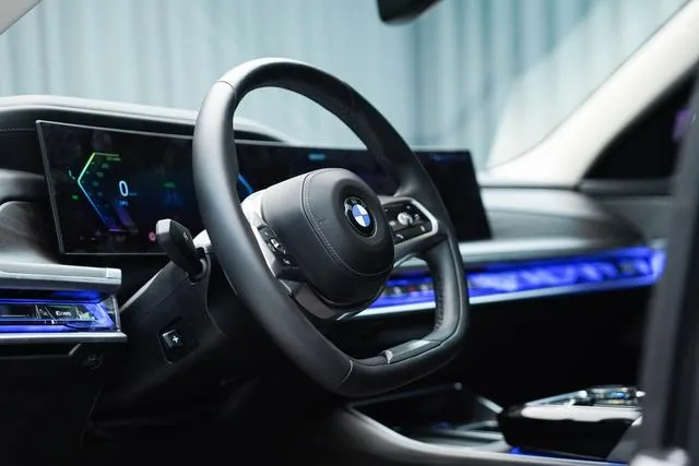 BMW 7 Series 2023 735Li Luxury Set exterior photo 3