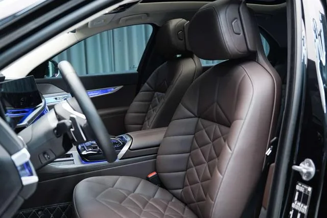 BMW 7 Series 2023 735Li Luxury Set interior photo 6