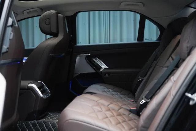 BMW 7 Series 2023 735Li Luxury Set interior photo 7