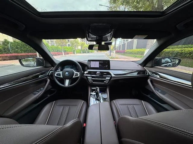 BMW 5 Series 2021 525Li Luxury Set interior photo 9