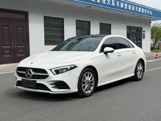 Mercedes-Benz A-Class 2022 A 200 L Versión dinámica de coche deportivo exterior foto 1 Mercedes-Benz A-Class 2022 A 200 L Versión dinámica de coche deportivo exterior foto 1