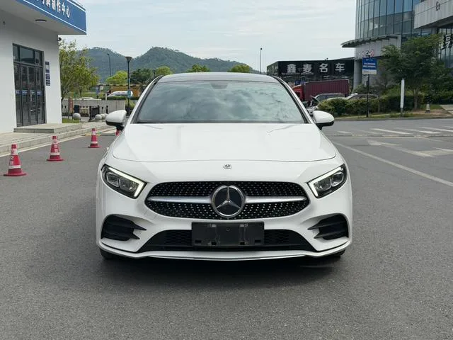 Mercedes-Benz A-Class 2022 A 200 L Versión dinámica de coche deportivo exterior foto 2 Mercedes-Benz A-Class 2022 A 200 L Versión dinámica de coche deportivo exterior foto 2