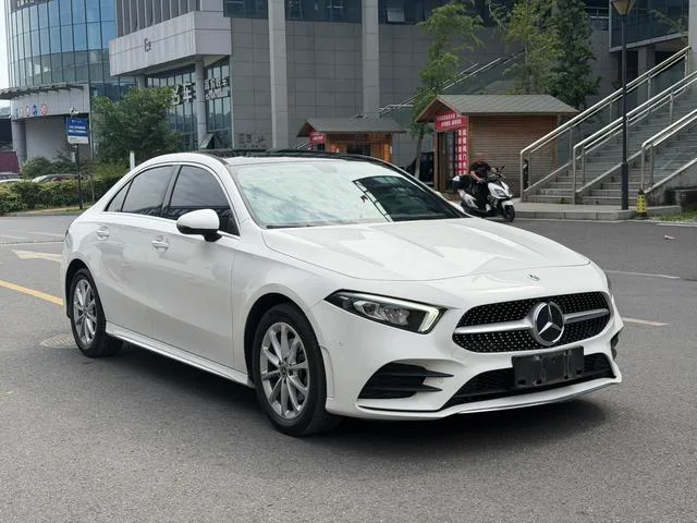 Mercedes-Benz A-Class 2022 A 200 L Versión dinámica de coche deportivo exterior foto 3 Mercedes-Benz A-Class 2022 A 200 L Versión dinámica de coche deportivo exterior foto 3