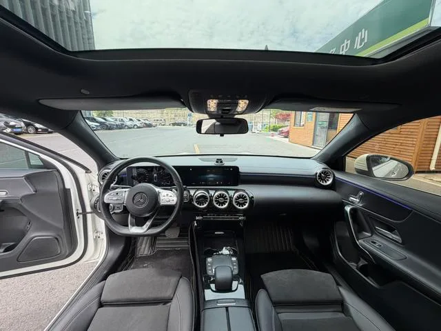 Mercedes-Benz A-Class 2022 A 200 L Versión dinámica de coche deportivo interior foto 12 Mercedes-Benz A-Class 2022 A 200 L Versión dinámica de coche deportivo interior foto 12