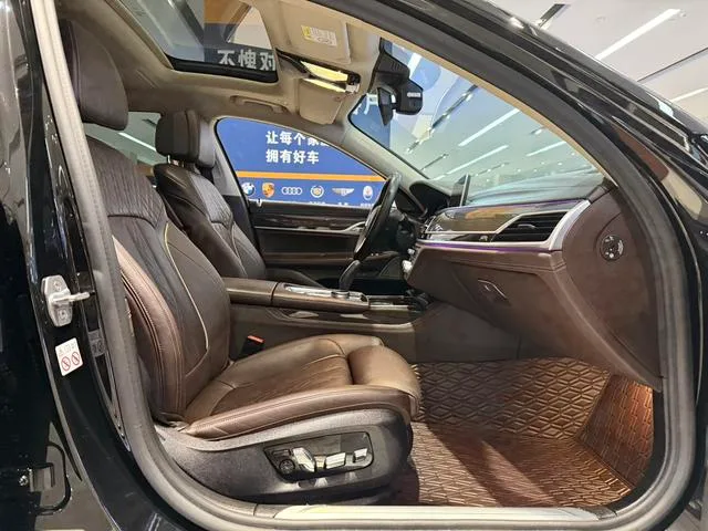 BMW 7 Series 2019 730Li Luxury Set exterior photo 8