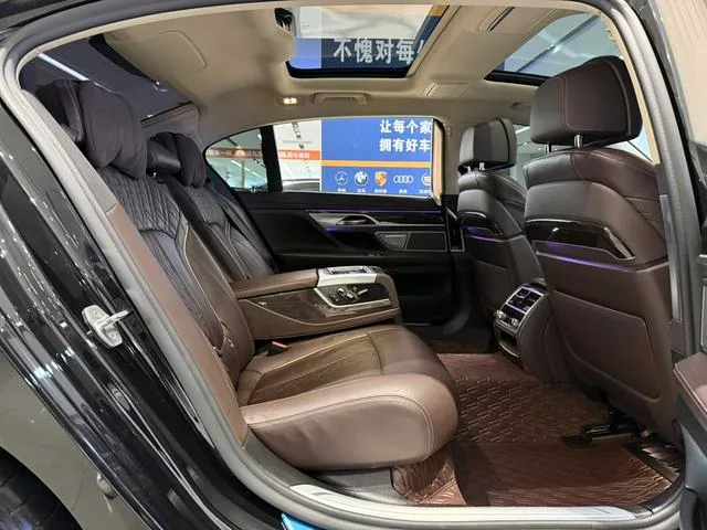 BMW 7 Series 2019 730Li Luxury Set interior photo 10