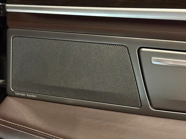 BMW 7 Series 2019 730Li Luxury Set interior photo 13