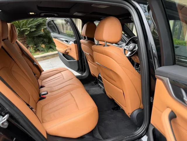 BMW 5 Series 2019 530Li xDrive M Sports suit interior photo 7 BMW 5 Series 2019 530Li xDrive M Sports suit interior photo 7