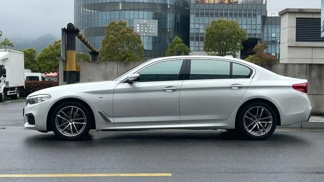 BMW 5 Series 2020 525Li M Ensemble de sport extérieur photo 3 BMW 5 Series 2020 525Li M Ensemble de sport extérieur photo 3
