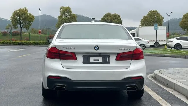 BMW 5 Series 2020 525Li M Ensemble de sport extérieur photo 5 BMW 5 Series 2020 525Li M Ensemble de sport extérieur photo 5
