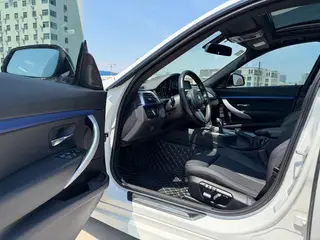 BMW 3 Series GT 2018 320i M Sportif intérieur photo 12 BMW 3 Series GT 2018 320i M Sportif intérieur photo 12