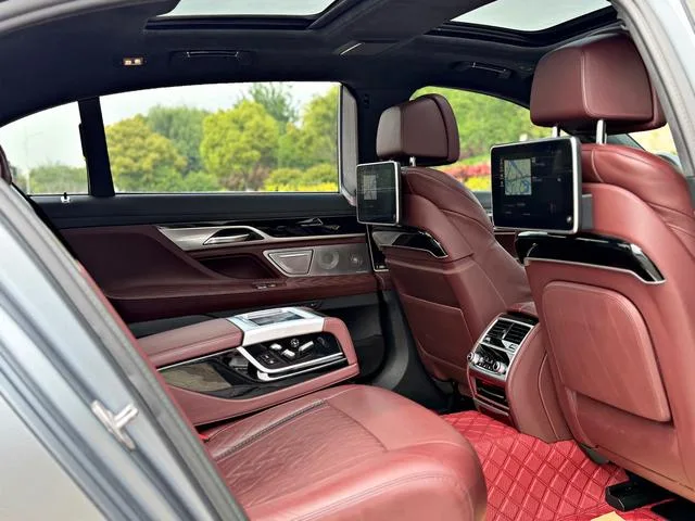 BMW 7 Series 2021 740Li xDrive Tipo administrativo Traje de lujo interior foto 13 BMW 7 Series 2021 740Li xDrive Tipo administrativo Traje de lujo interior foto 13