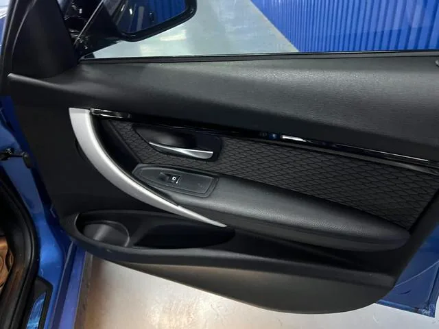 BMW 3 Series 2016 320i M Sporty interior photo 8 BMW 3 Series 2016 320i M Sporty interior photo 8