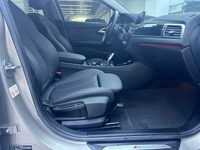 BMW 1 Series 2020 120i M Ensemble de sport intérieur photo 13 BMW 1 Series 2020 120i M Ensemble de sport intérieur photo 13