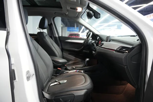 BMW X1 2016 sDrive18Li Premium Class interior photo 17