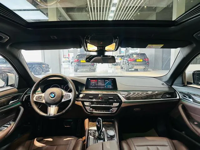 BMW 5 Series 2019 525Li M Sports suit exterior photo 5