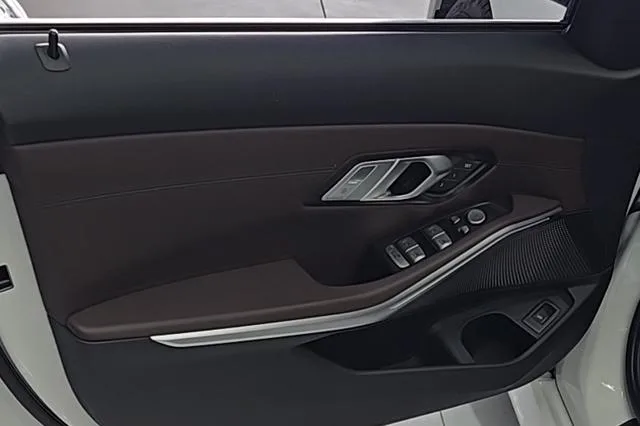 BMW 3 Series 2022 325Li M Sports suit interior photo 9