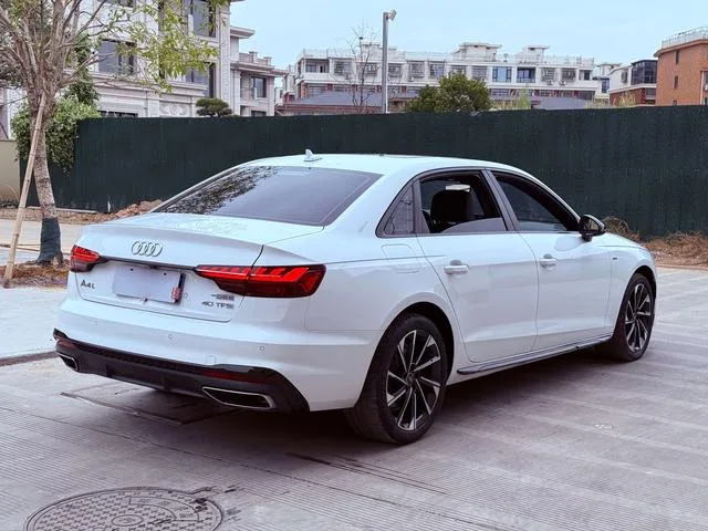 Audi A4L 2023 40 TFSI Deluxe dinámico interior foto 15