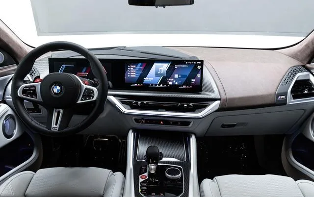 BMW XM 2023 50e interior foto 15