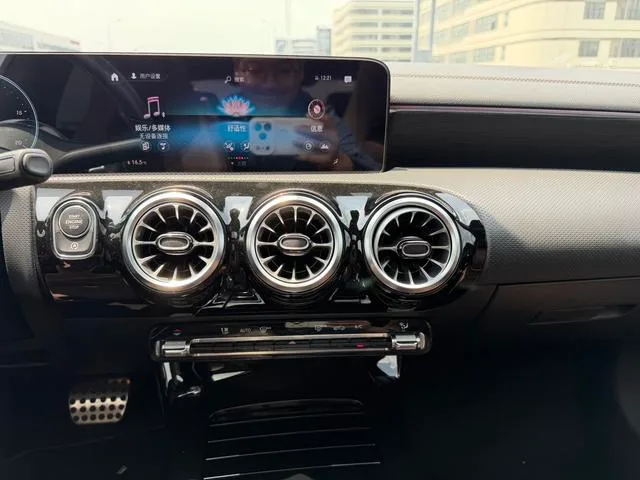 Mercedes-Benz CLA 2021 CLA 260 4MATIC Coupé de cuatro puertas interior foto 20