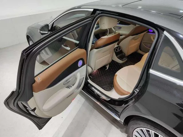 Mercedes-Benz E-Class 2022 E 300 L Fashionable Passenger car interior photo 18