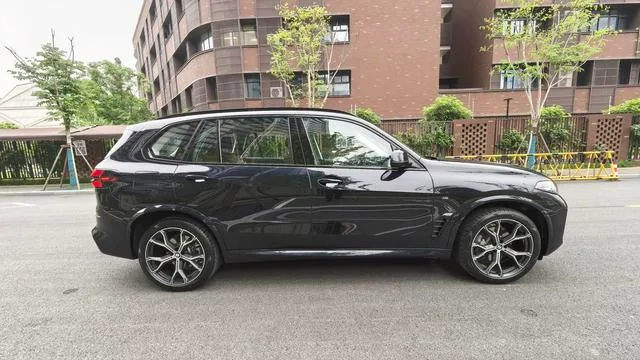 BMW X5 2025 xDrive30Li Premium Class M Sports Night Suit exterior photo 4