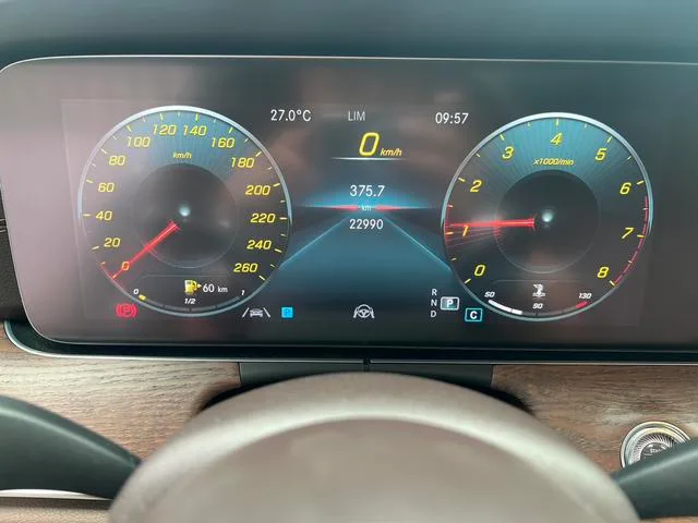Mercedes-Benz E-Class 2022 E 300 L Премиальная комплектация Седан интерьер фото 11