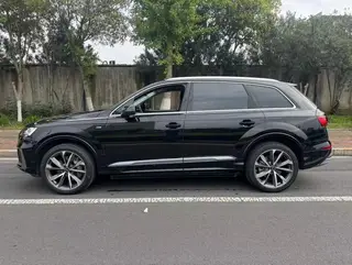 Audi Q7 2023 55 TFSI quattro S line Sporty exterior photo 3