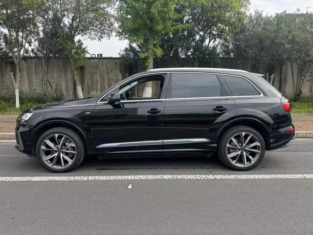 Audi Q7 2023 55 TFSI quattro S line Sporty exterior photo 3