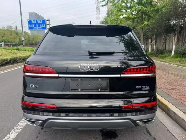 Audi Q7 2023 55 TFSI quattro S line Sporty exterior photo 4