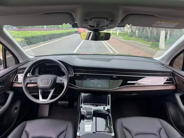 Audi Q7 2023 55 TFSI quattro S line Sporty interior photo 8