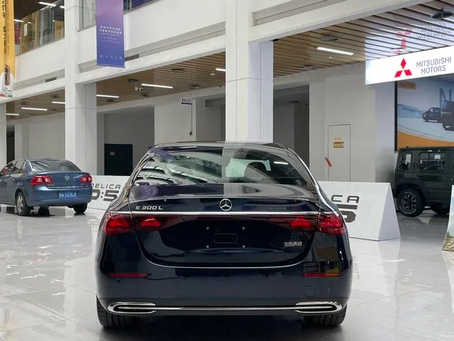 Mercedes-Benz E-Class 2024 E 300 L Premium Trim Passenger car exterior photo 5