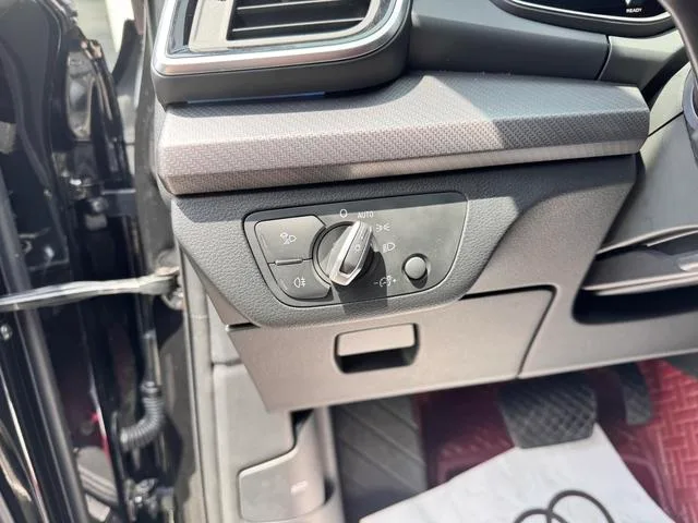 Audi Q5L 2022 40T Deluxe Dynamic interior photo 12