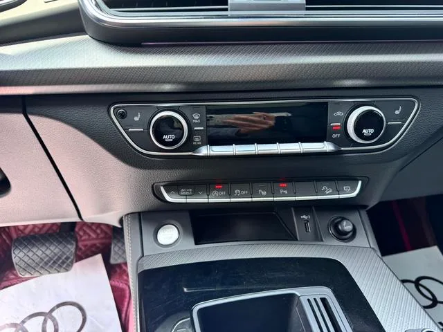 Audi Q5L 2022 40T Deluxe Dynamic interior photo 19