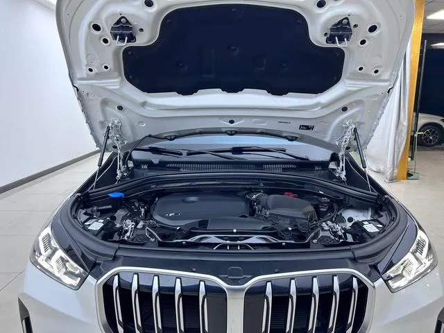 BMW X1 2023 sDrive25Li X Design Suit interior photo 10