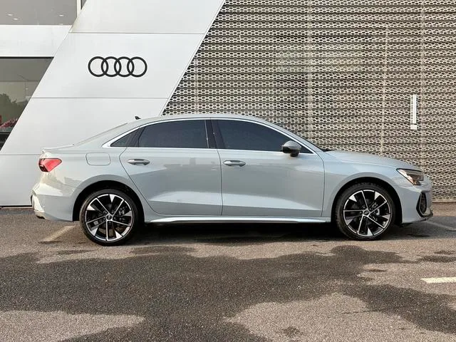 Audi A3 2025 A3L Limousine 35 TFSI Flying exclusif extérieur photo 3